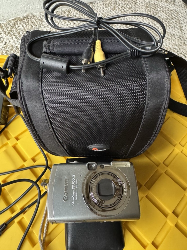 Canon PowerShot SD700 IS Camera Bundle with Case, Charger, Cables, Bag