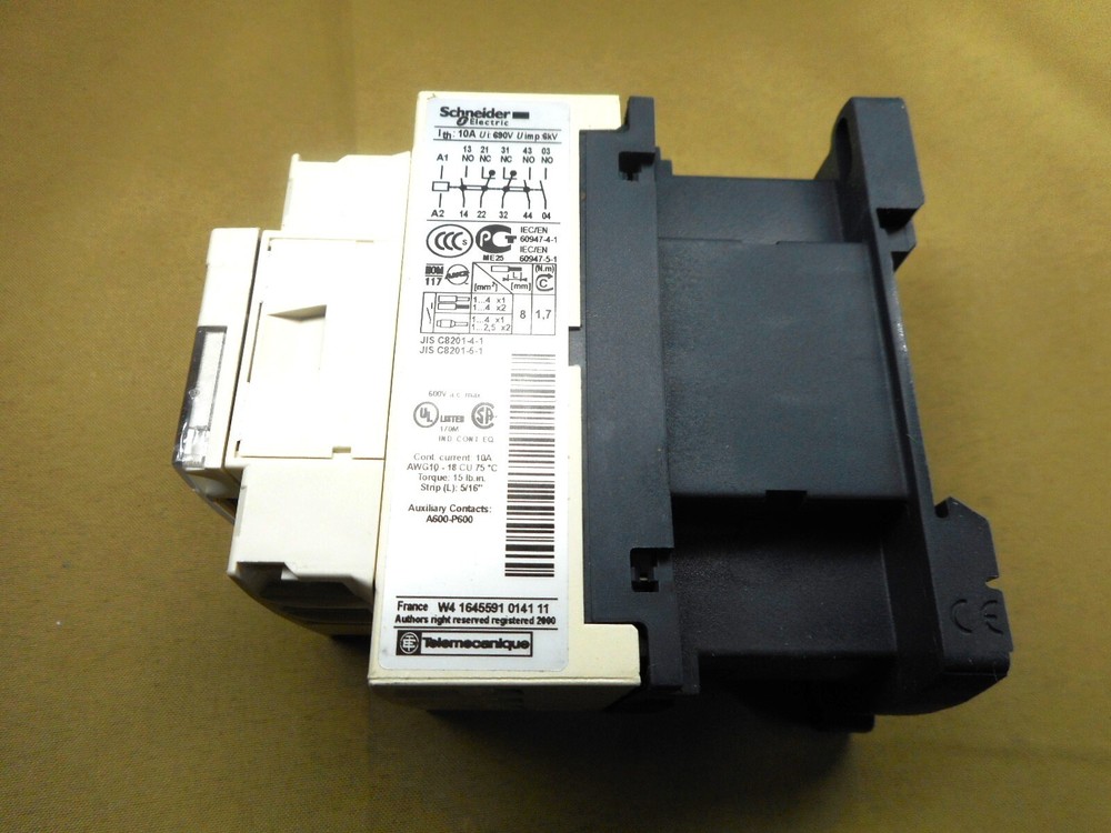 SCHNEIDER ELECTRIC CAD32F7 control relay (NIB)