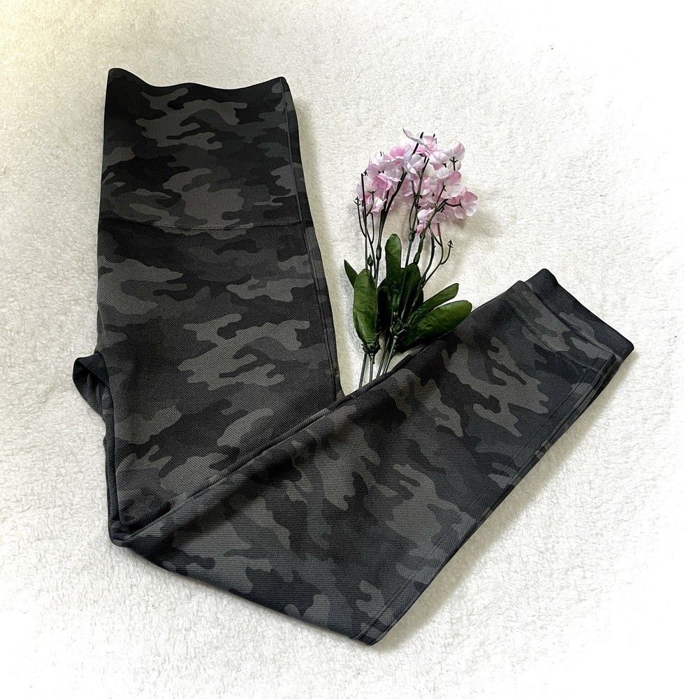 SPANX Seamless Camouflage Cropped Leggings - Large