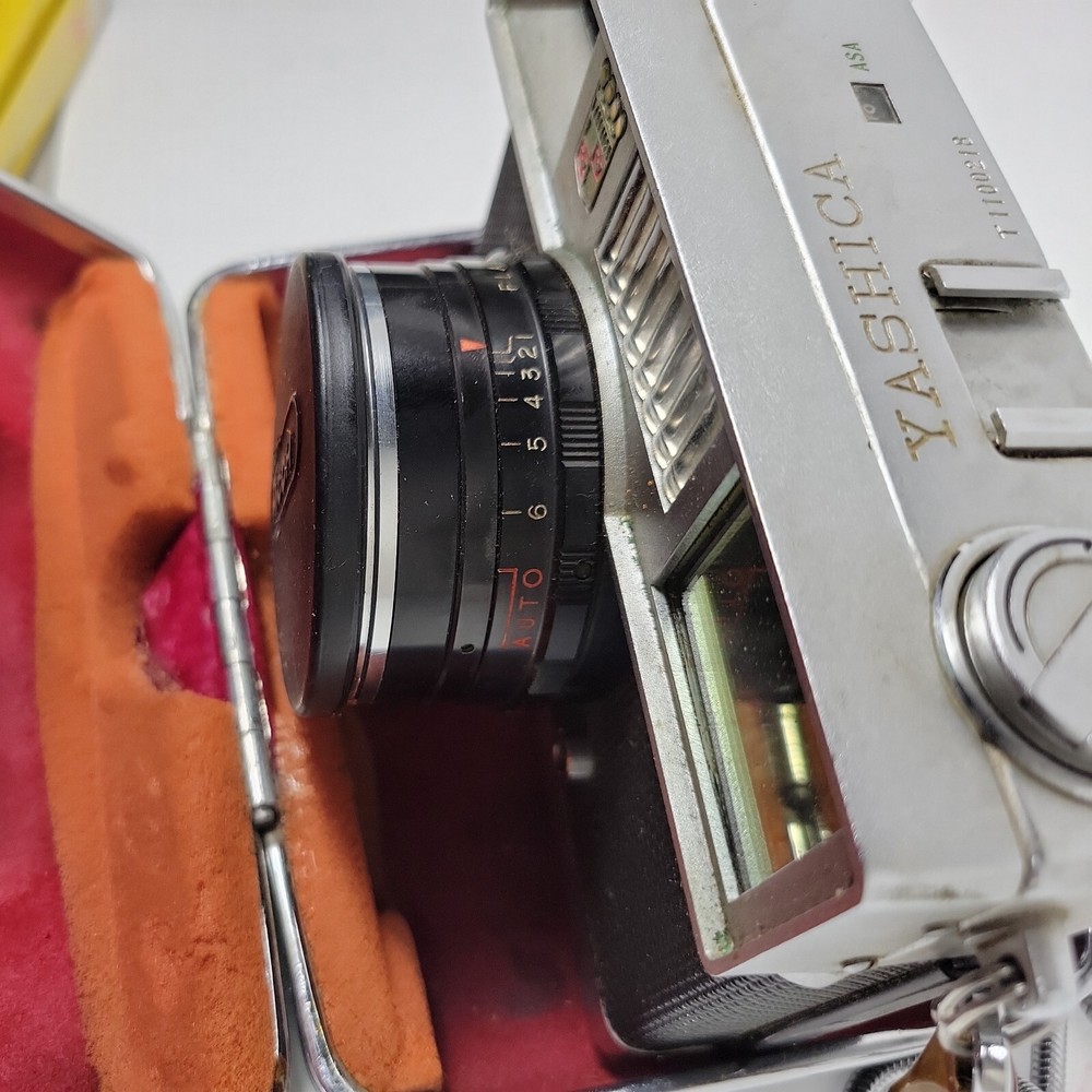 Camera YASHICA Flash-O-Set 35mm Vintage Camera With Case. Untested
