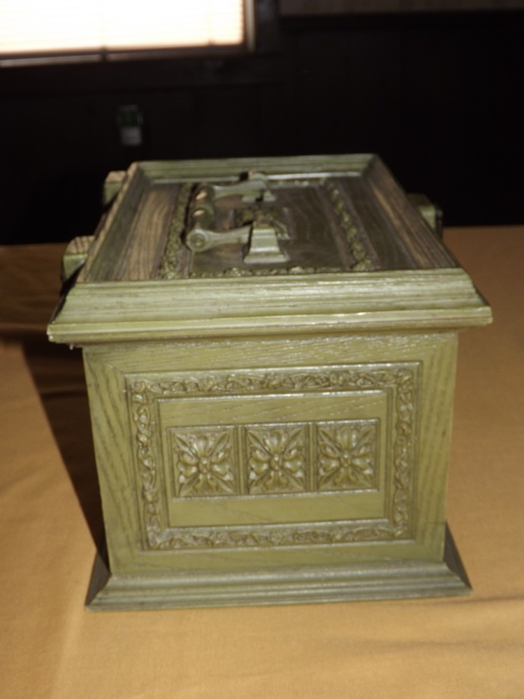 VINTAGE MAX KLEIN GREEN ORNATE PLASTIC SEWING KEEPSAKE BOX