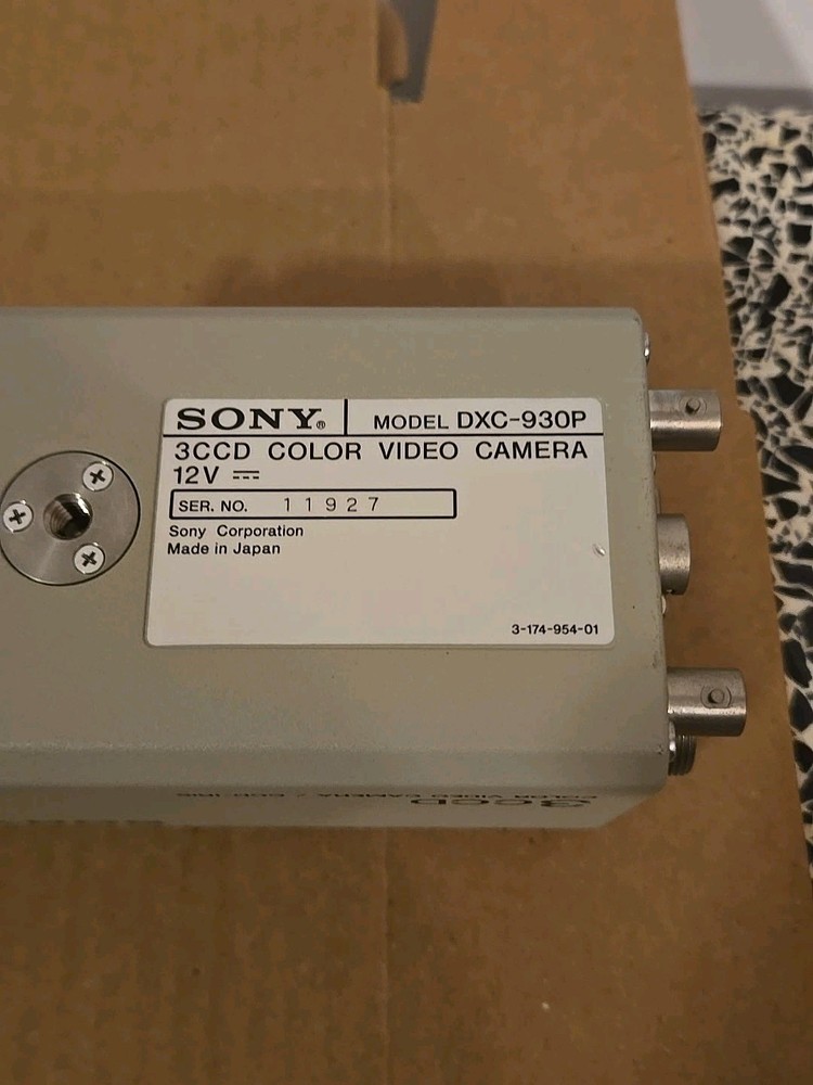 Sony 3CCD-IRIS DXC-930P Microscope Video Camera w/ENG12 Coupler, Lens