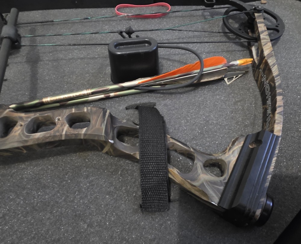 Compound Bow Mission Archery with Case & Arrows – Ready to HuntDescription...