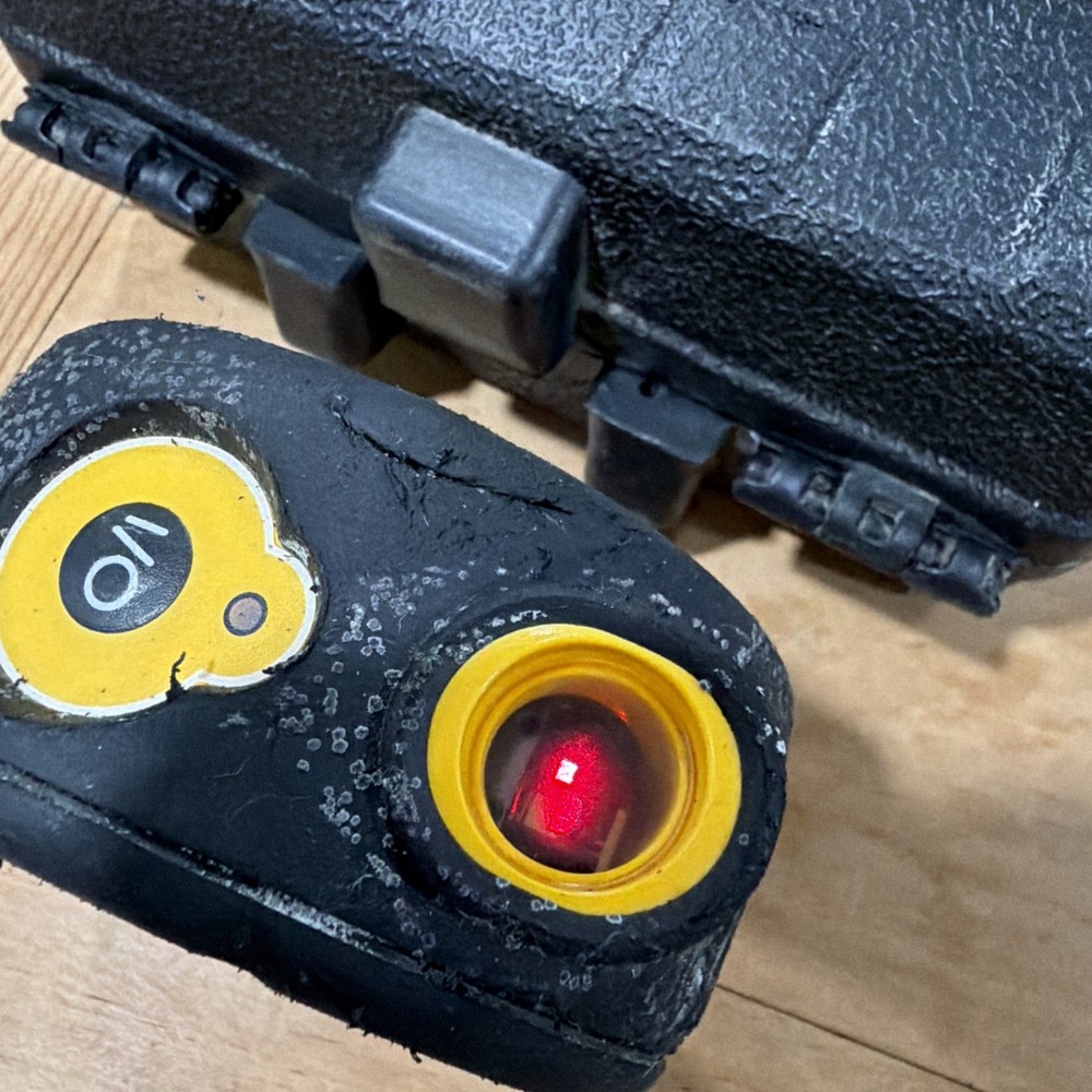 Dewalt DW082 Type 2 Laser Plumb Bob Self Leveling Level Preowned With Case