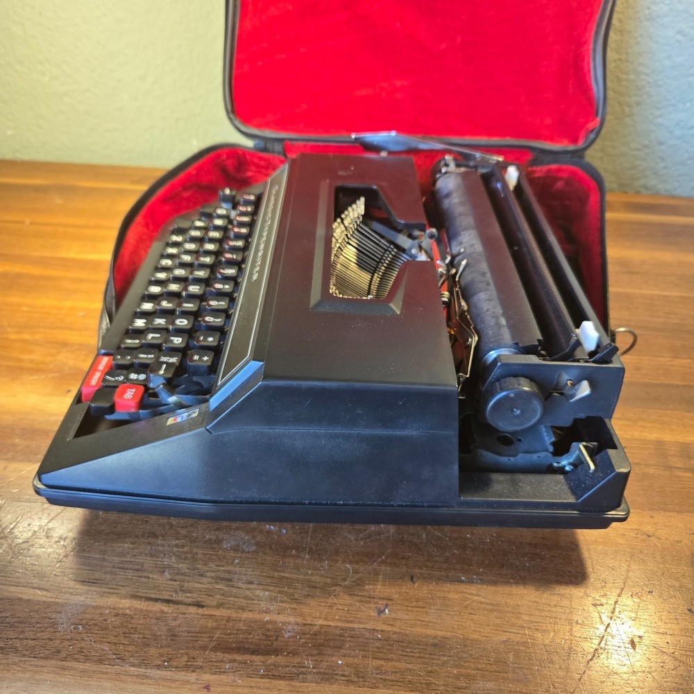 CLASSIC 12 TYPEWRITER PORTABLE TYPEWRITER With Carry Case