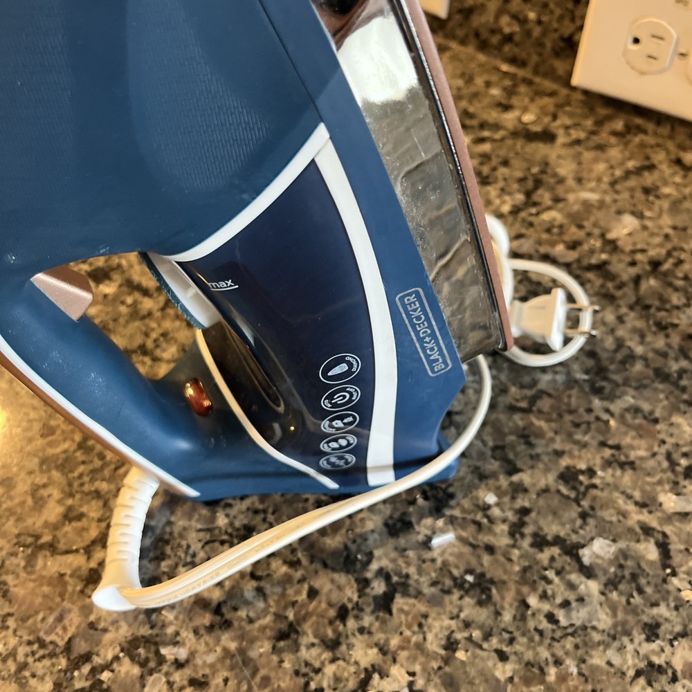 BLACK AND DECKER #D2030 IRON - W/STEAMER