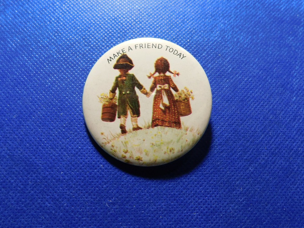 MAKE A FRIEND TODAY PINBACK! c79XDXX
