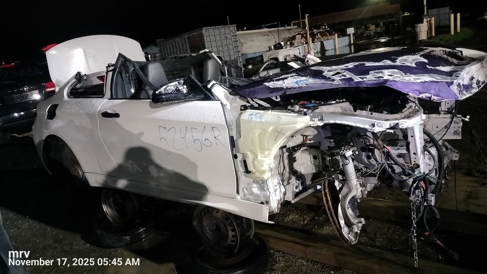 LEFT WHT ROCKER PANEL MOULDING OEM 2018 BMW M4 51 77 8 059 627