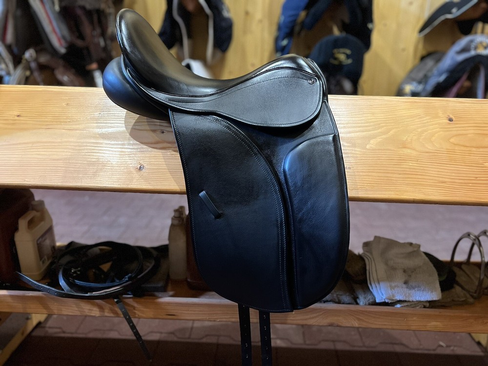 17.5 County Connection Dressage Saddle