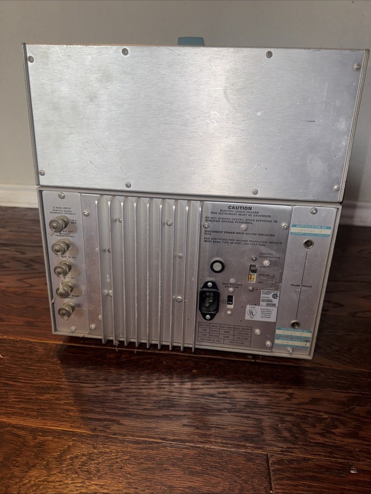 Tektronix 7704A Analog Oscilloscope System (powers On) Un-tested