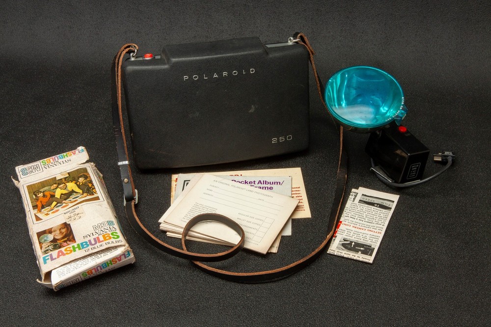 Vintage Polaroid Automatic 250 Land Camera with Flash
