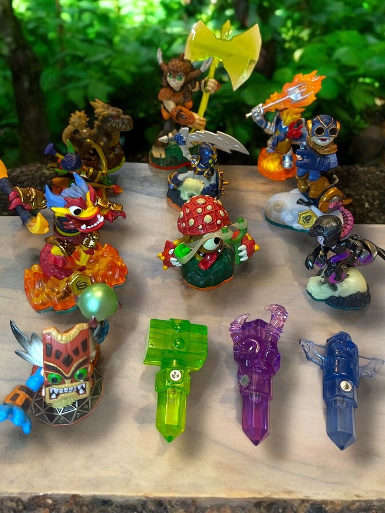 Lot of 13 Various Skylander Figurines Assorted