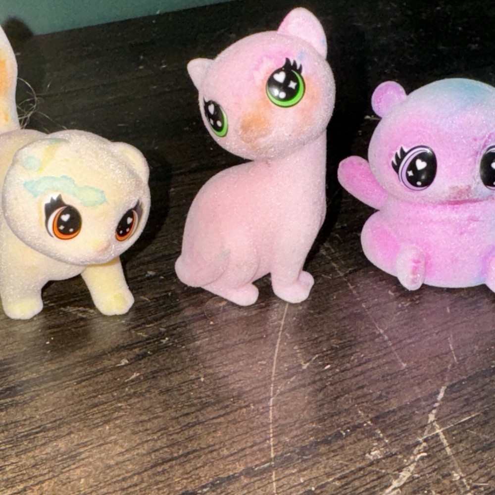 Crayola scribbles a lot of five Flocked Cats