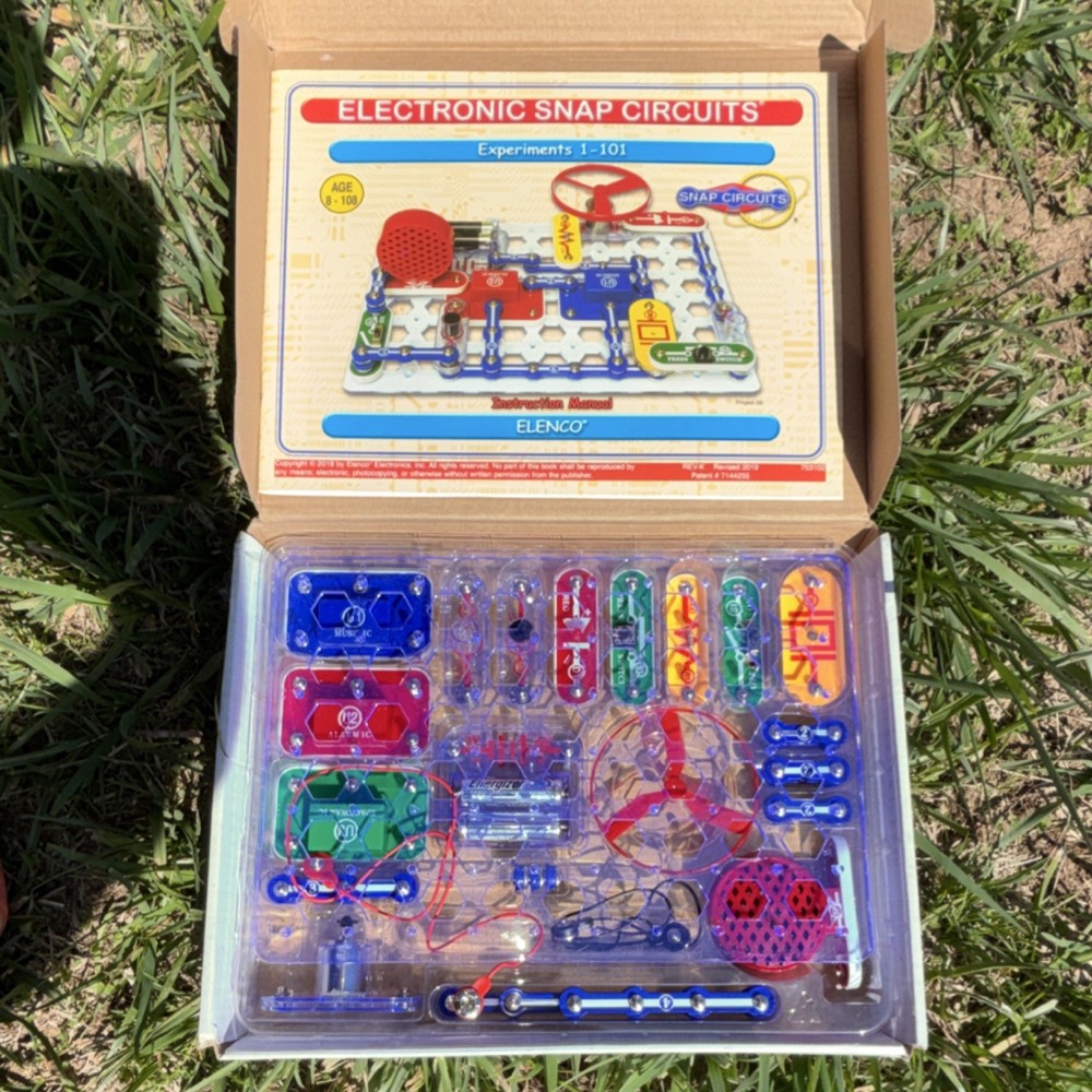 Elenco Snap Circuits Junior SC-100 Electronics Kit, 100+ Projects, Ages 8-108