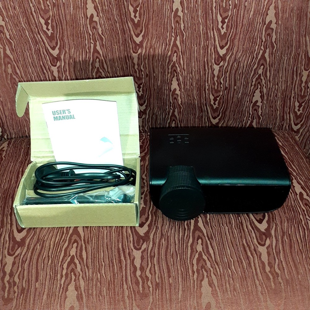 Led Source Portable LED Projector Black New Original Box/Wrapping Parties Weddin