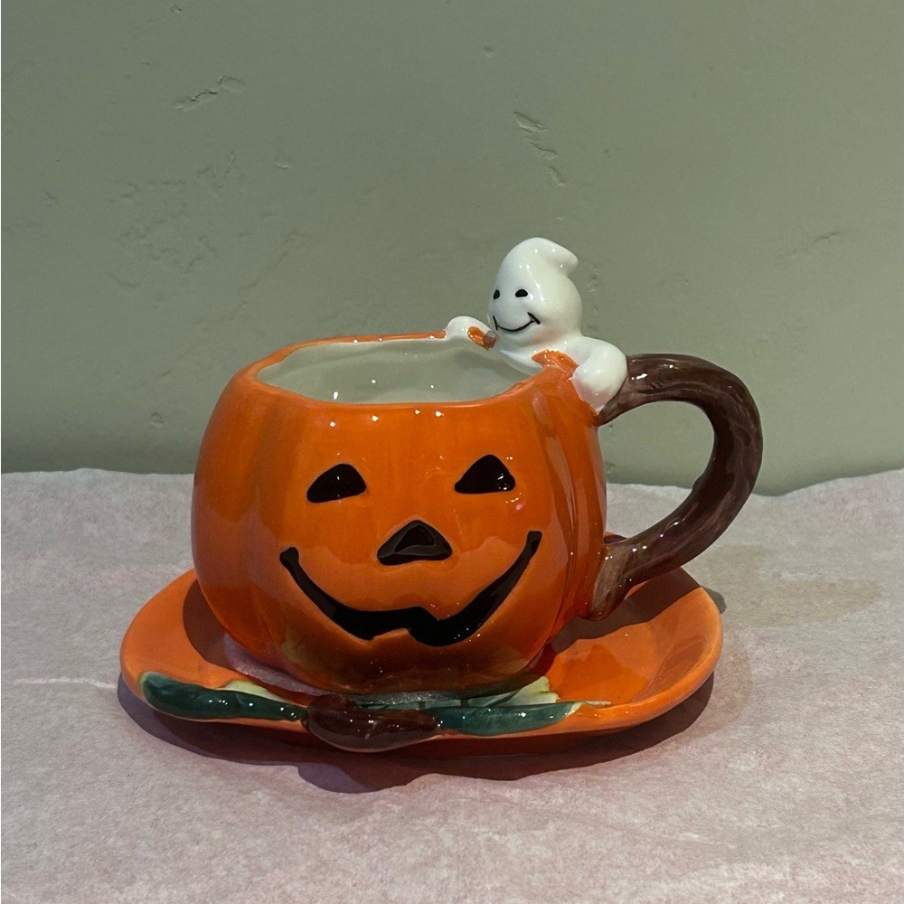 HAPPY HALLOWEEN By Corner Ruby 3 Piece Ceramic Pumpkin Mug, Saucer & Spoon Set.
