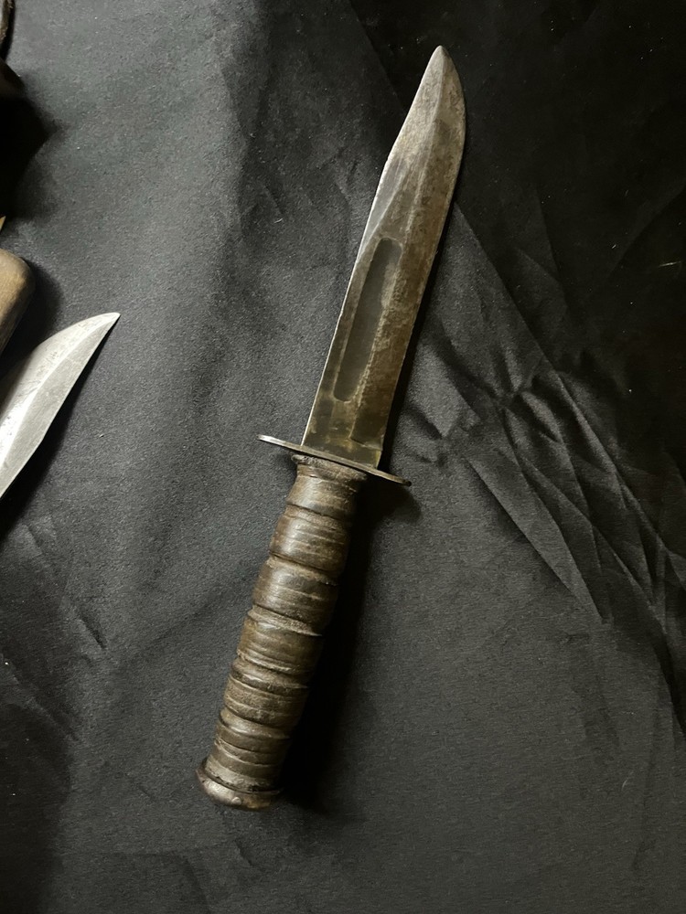 CAMILLUS USMC WWII KNIFE #2