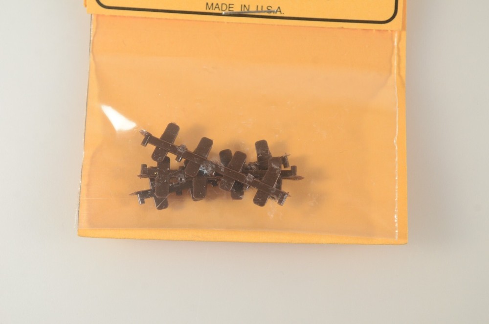 Micro Engineering Code 70 Insulated Rail Joiners - 26-071