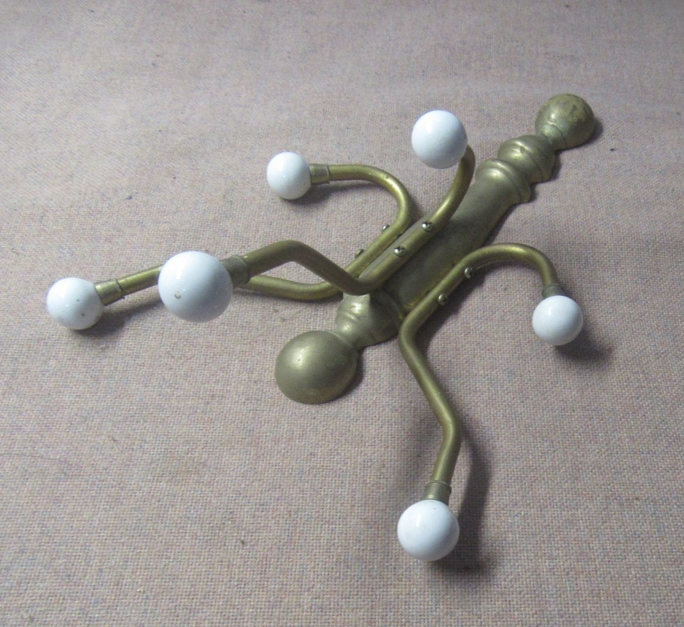 VTG PENCO BRASS WALL MOUNT HANGER WITH 6 PORCELAIN KNOBS