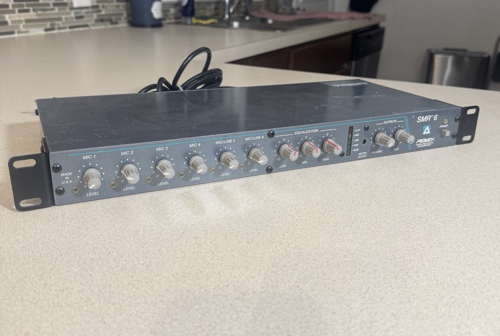 Peavey SMR 6 Compact 6 Channel Phantom Power Microphone Mixer