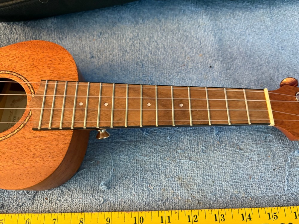 Kmise KMU21S 21in Ukulele w/ Case