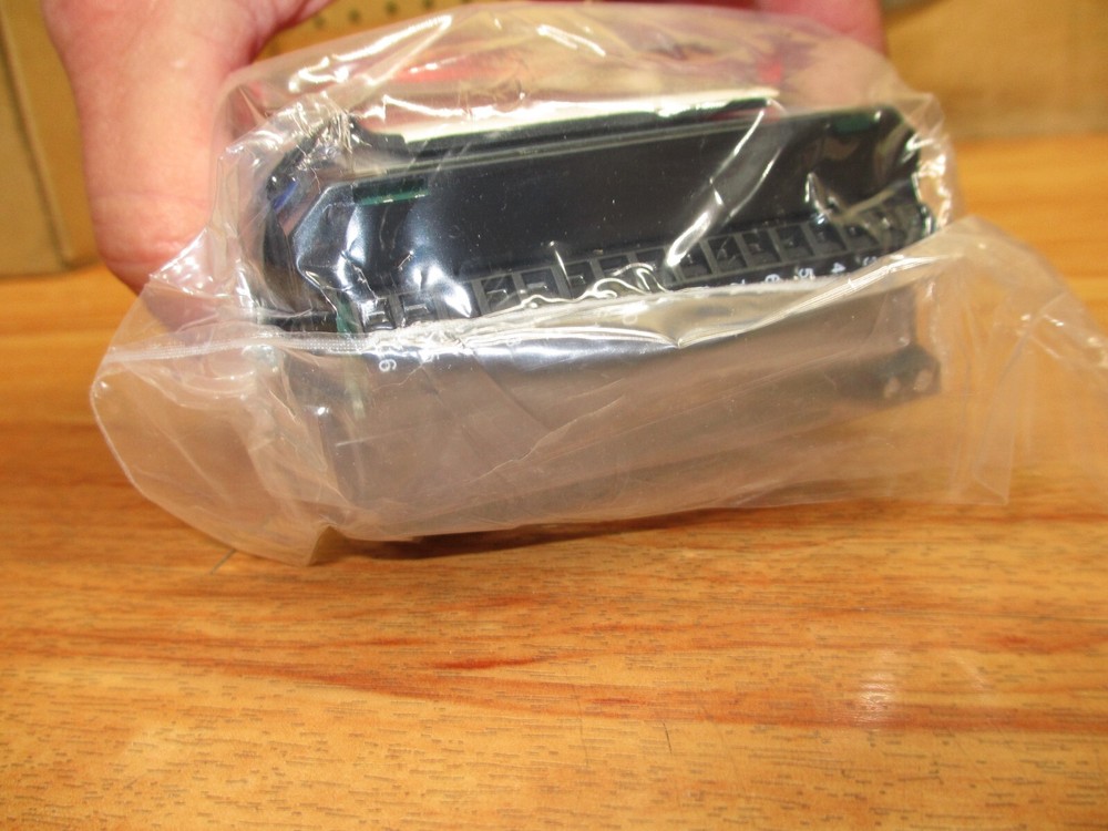 Red Lion TSC10004 *NEW* Temperature Setpoint Controller Panel Meter Control