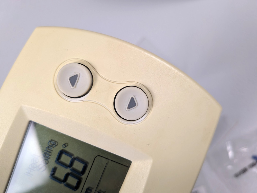 Honeywell TH5220D1029 Focuspro 5000 Non-Programmable Thermostat