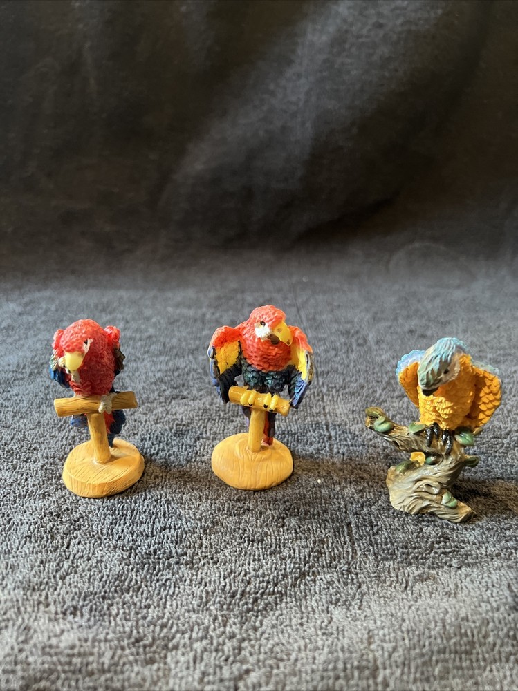 Parrot figurines 2.5 Inch Tall