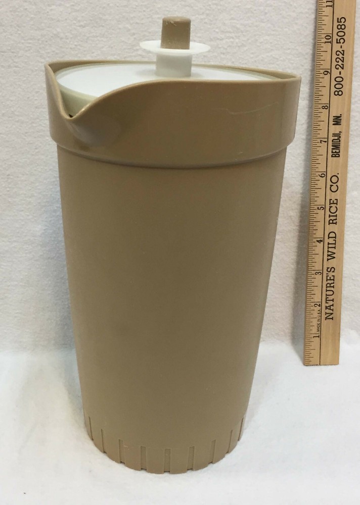 Tupperware Pitcher w/ Lid Push Button Seals for Shaking Mixing Brown Plastic 10"