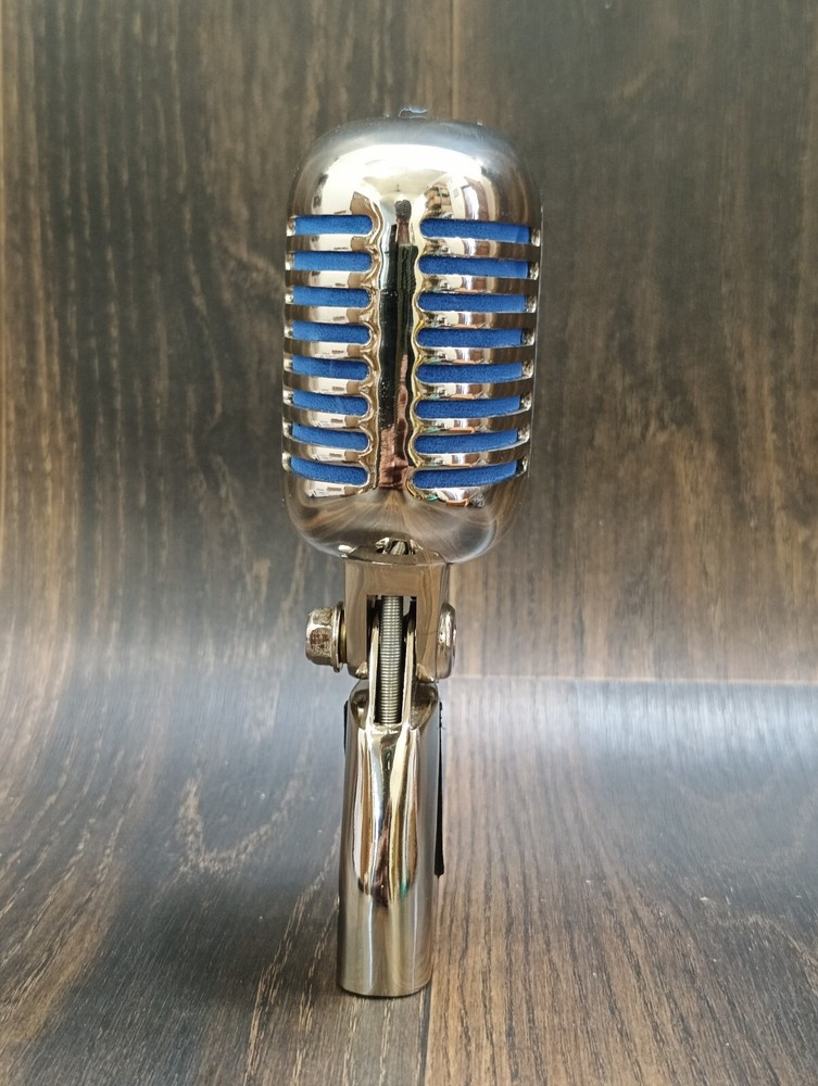 Vintage Metal Grill Mic–Retro Dynamic Microphone for Stage Performance & Studio.