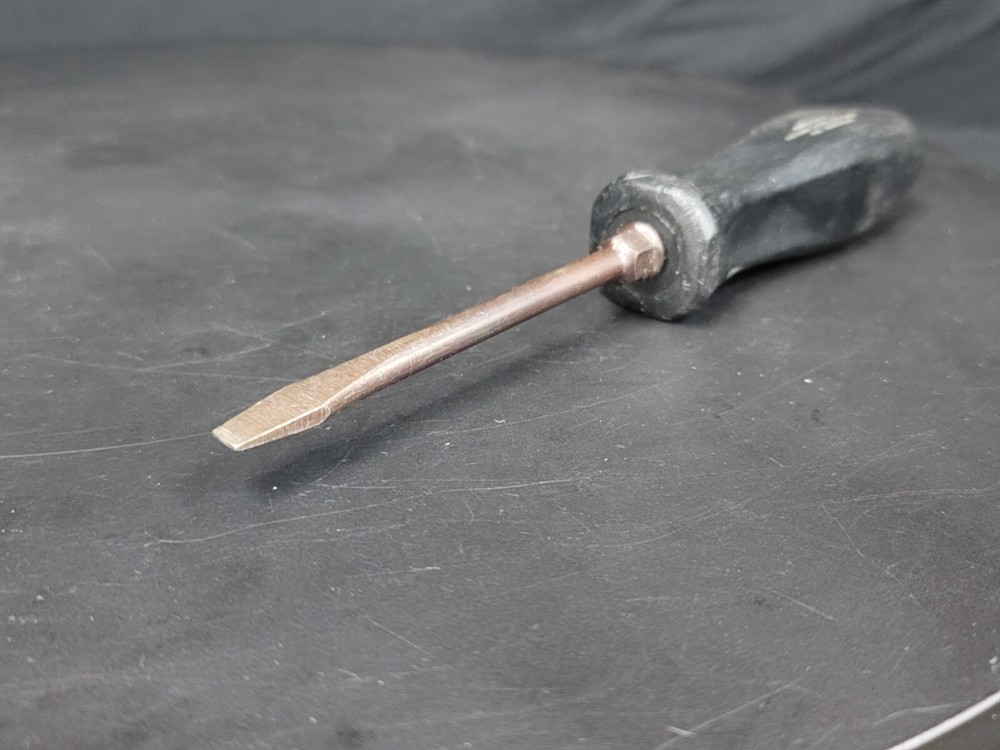 Snap on Tools USA Black Hard Handle 1/4" Flat Head Screwdriver GSDD4