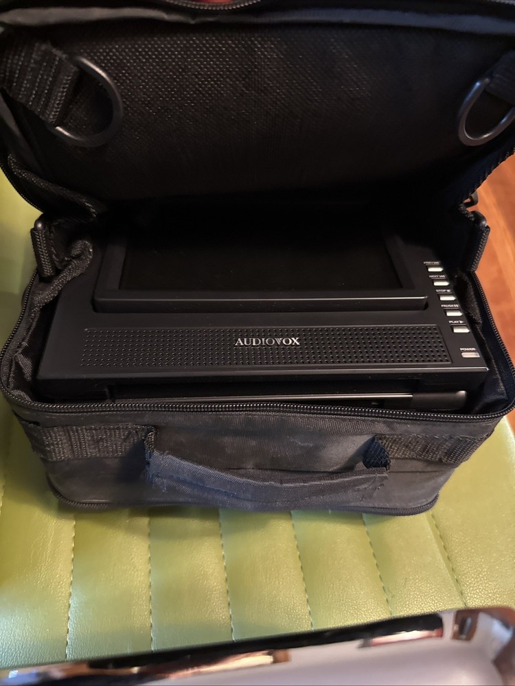 Audiovox 7” dual screen mobile dvd system LOT with case