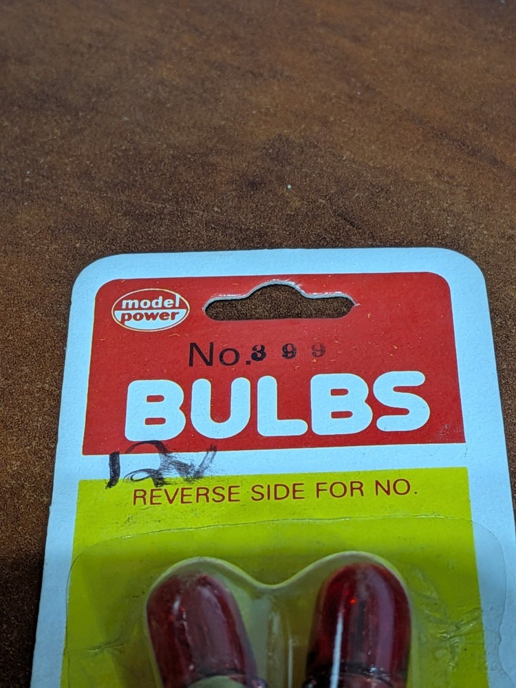 Model Power - Multi-Scale - #399 - 12V Screw In Type Lampe (Red) - NOS
