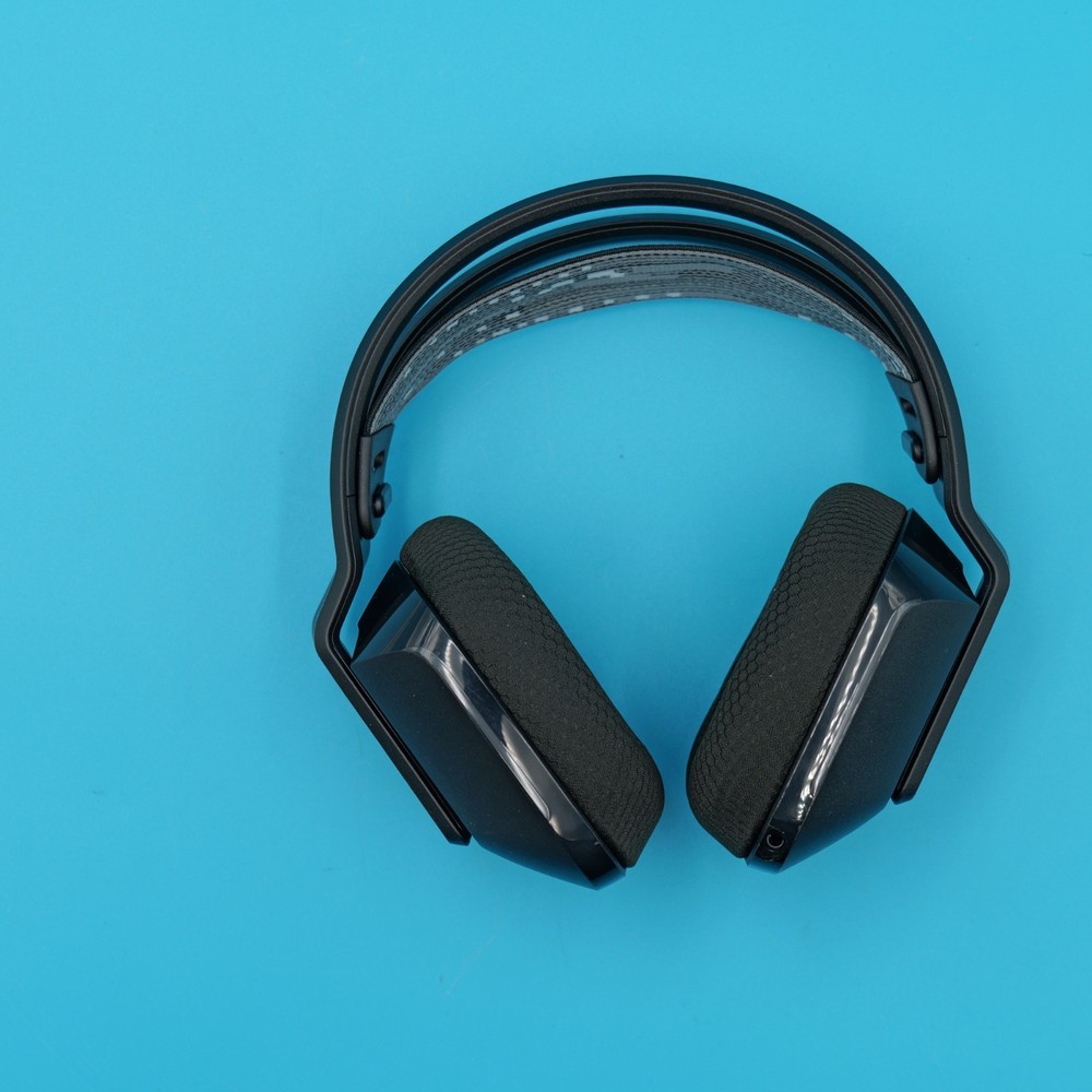 Logitech G733 Wireless Gaming Headset - (Read description)