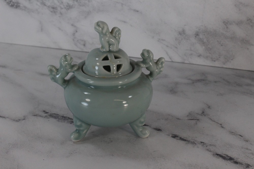 PORCELAIN INCENSE BURNER FOO DOG 3 FOOTED WITH LID.