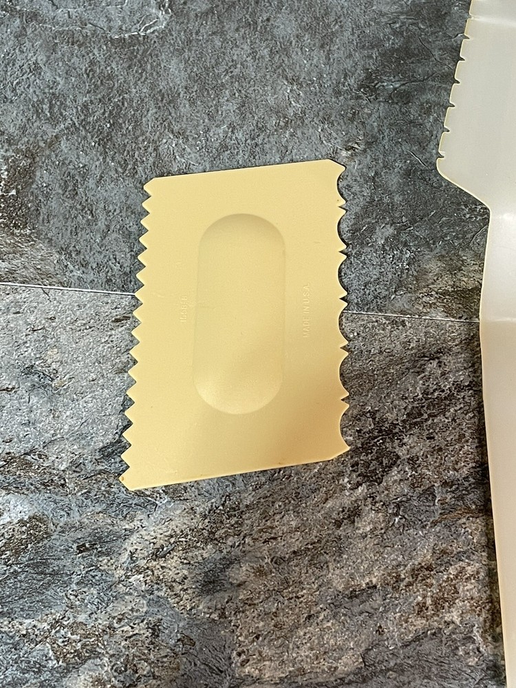 Tupperware Gadget 1228-2 Sheer Pie Server Cake Slicer & Cake Decorator 1558