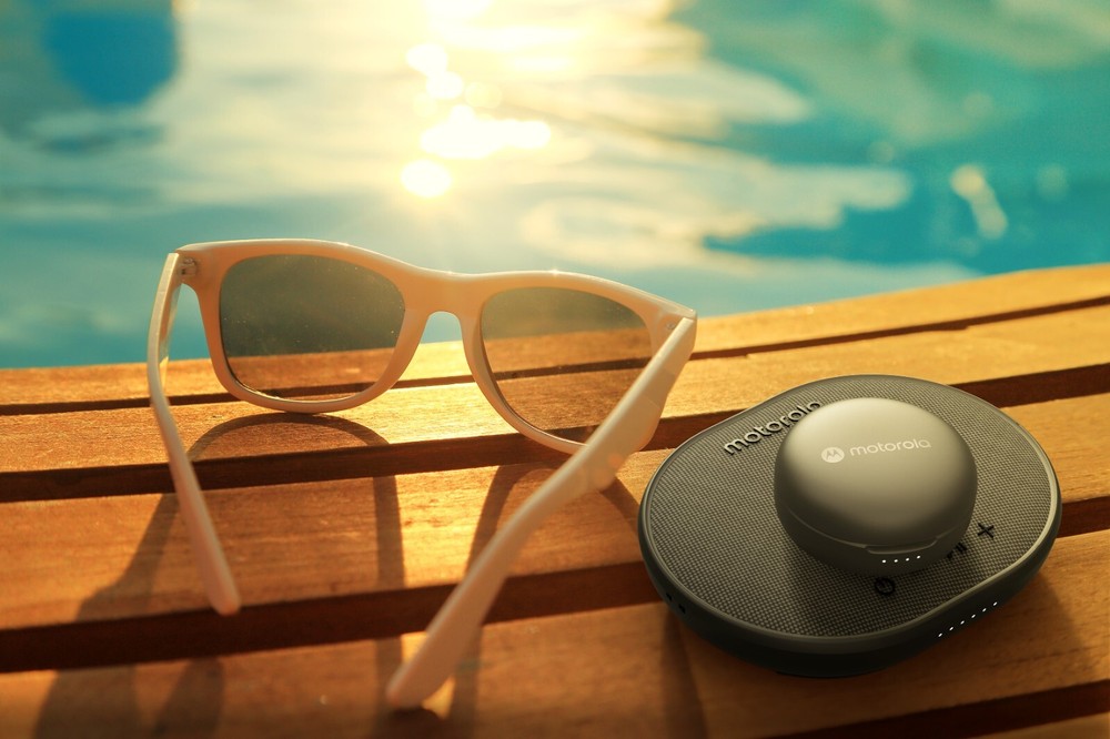Motorola ROKR 500 Bluetooth Speaker with Integrated Wireless Charging Pad