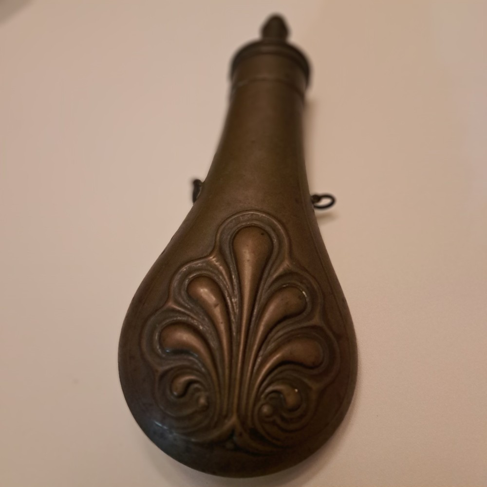 Civil War Peroid Brass Powder Flask Near Mint Condition Warly Shell Designe