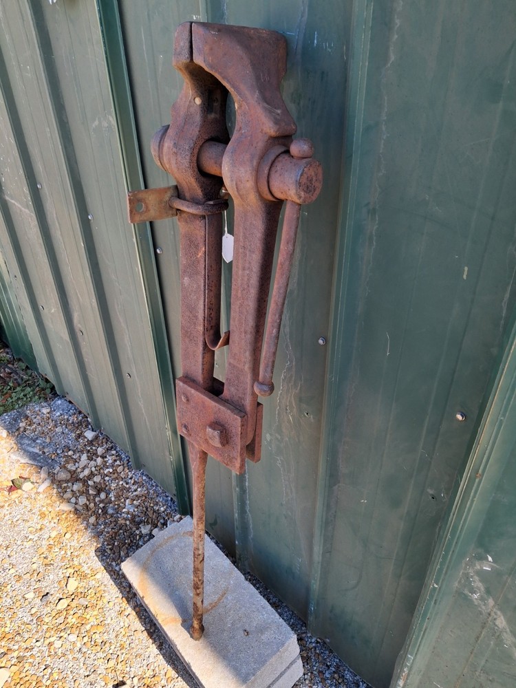 Vintage Antique Blacksmith Post Leg Vise forge anvil tool