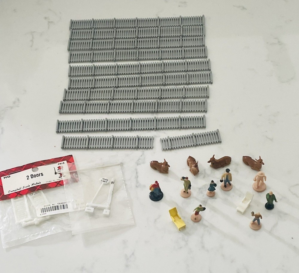 Mini Plastic Figures Deer & Fence for model train layouts