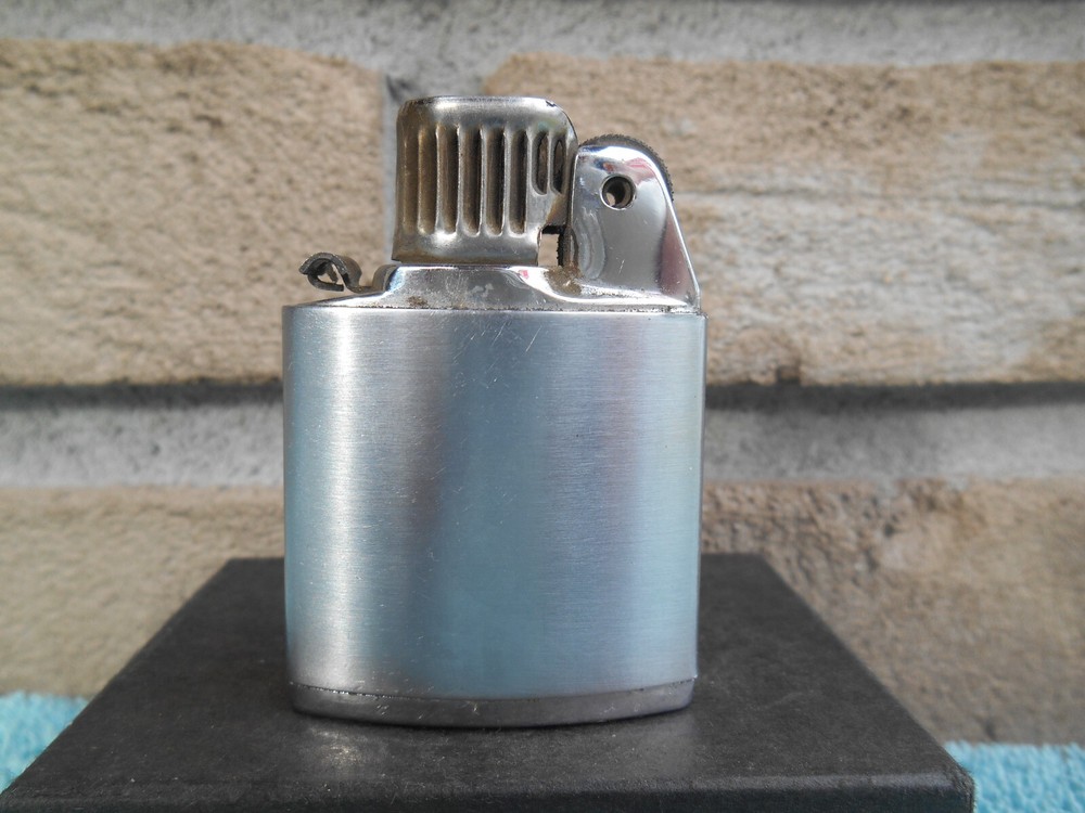 Vintage Ronson WINDLITE CHROME CIGARETTE LIGHTER. NO LID! WORKS!