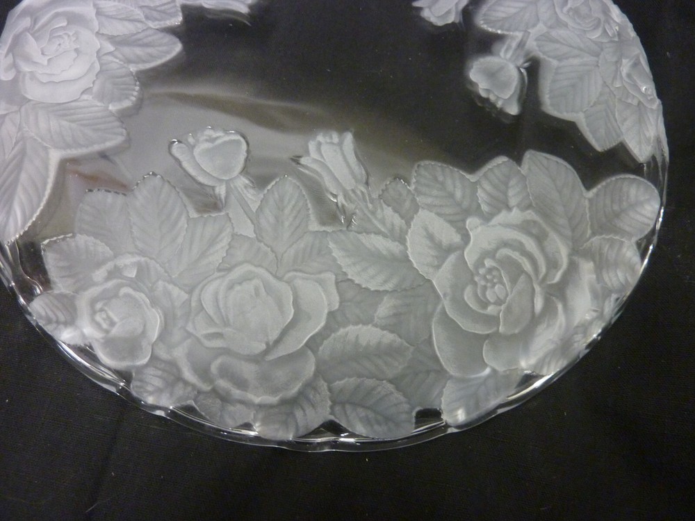 STUDIO NOVA WINTER ROSE PATTERN ROUND CRYSTAL PLATTER 14" DIAMETER NIOB