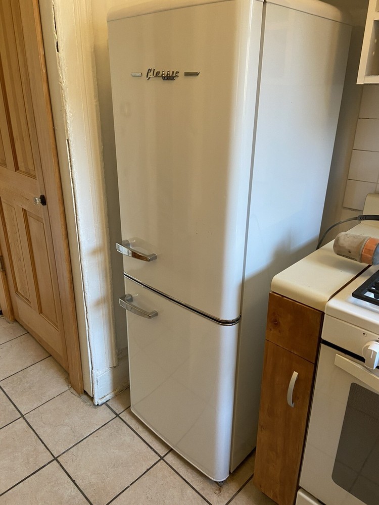 Classic Retro Refrigerator 9 CU. Ft. With Wine Rack.