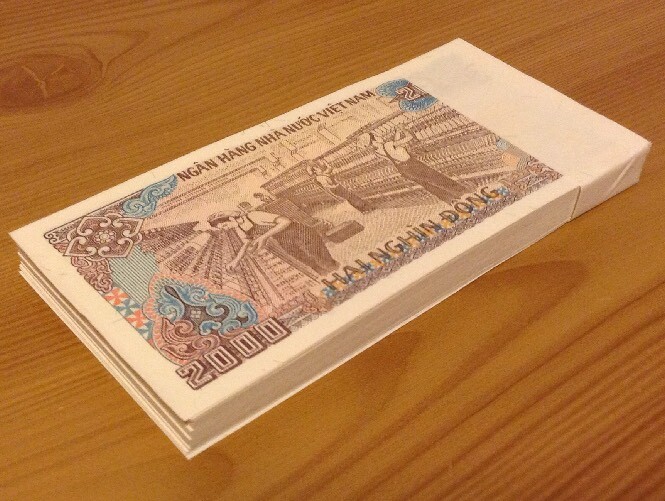 Banknote Bundle. Vietnam. 100 X 2000 Dong. Dated 1988. Uncirculated. 100 Pcs.