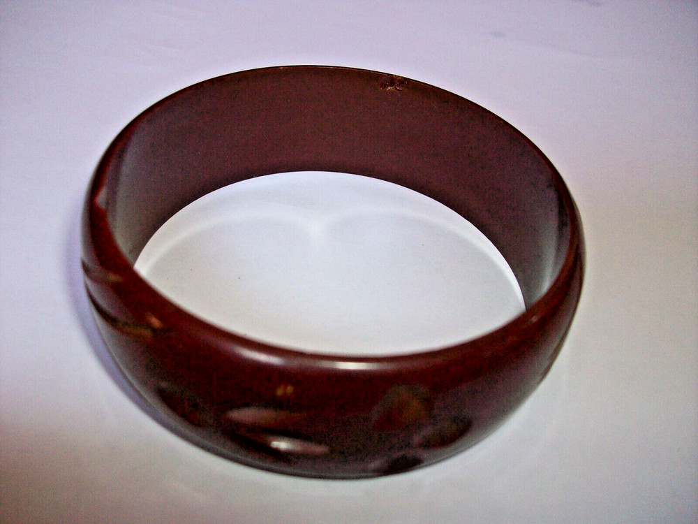 VINTAGE CARVED BAKELITE BANGLE, BRACELET SIMICHROME TESTED