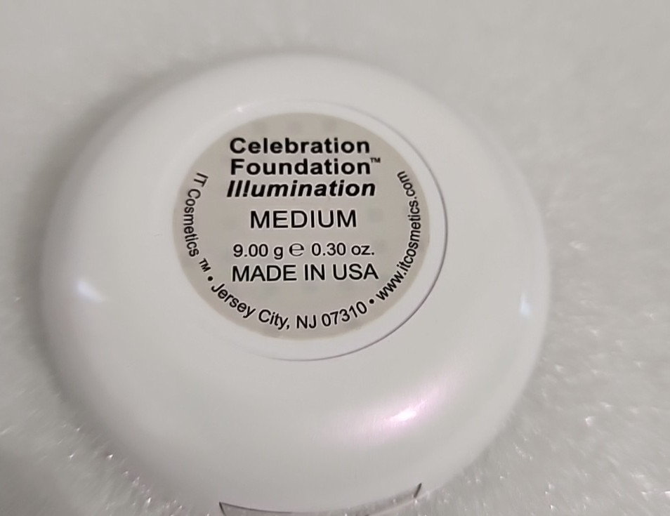 IT Cosmetics Celebration Foundation Illumination MEDIUM POWDER NWOB READ PLEASE