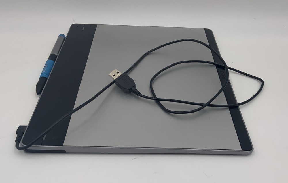 Wacom Drawing Tablet With Pen CTH-680 Intuos Medium Creative Pen/Touch
