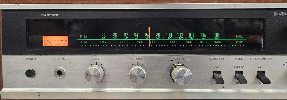 Sansui Solid State 200 Walnut - 1970s - Powers On