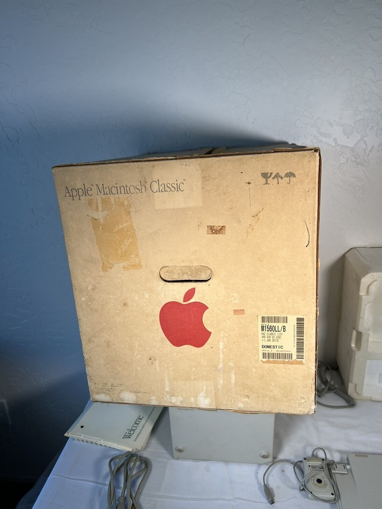 VTG Apple Macintosh Classic Computer Complete w/Box Paperwork Mouse More *READ
