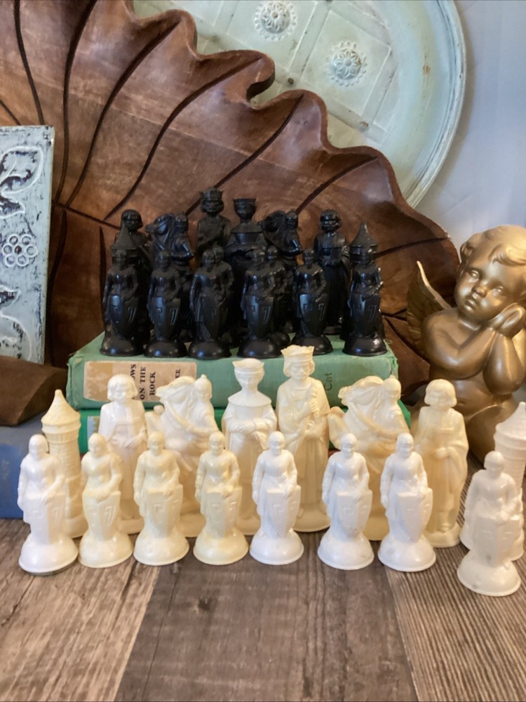 1959 E.S.Lowe RENAISSANCE 32-Pc Chessmen Figure Set